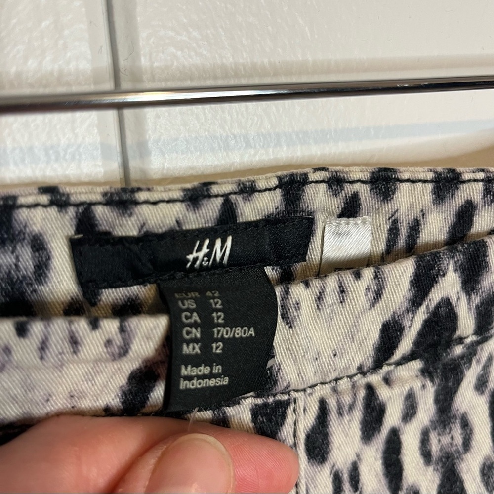 H&M Black and White Abstract Print Pants. Size 12. - Picture 3 of 5